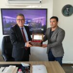 Fatih Küçük hediye takdimi